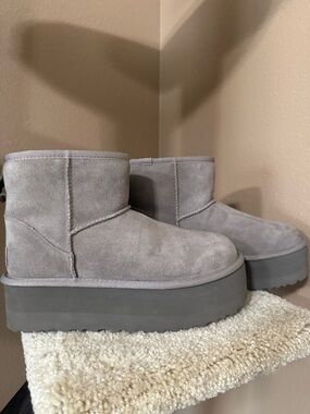 Women’s Short Platform Suede UGG Boots in Light Gray